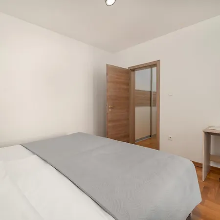 Znjan Apartman *
